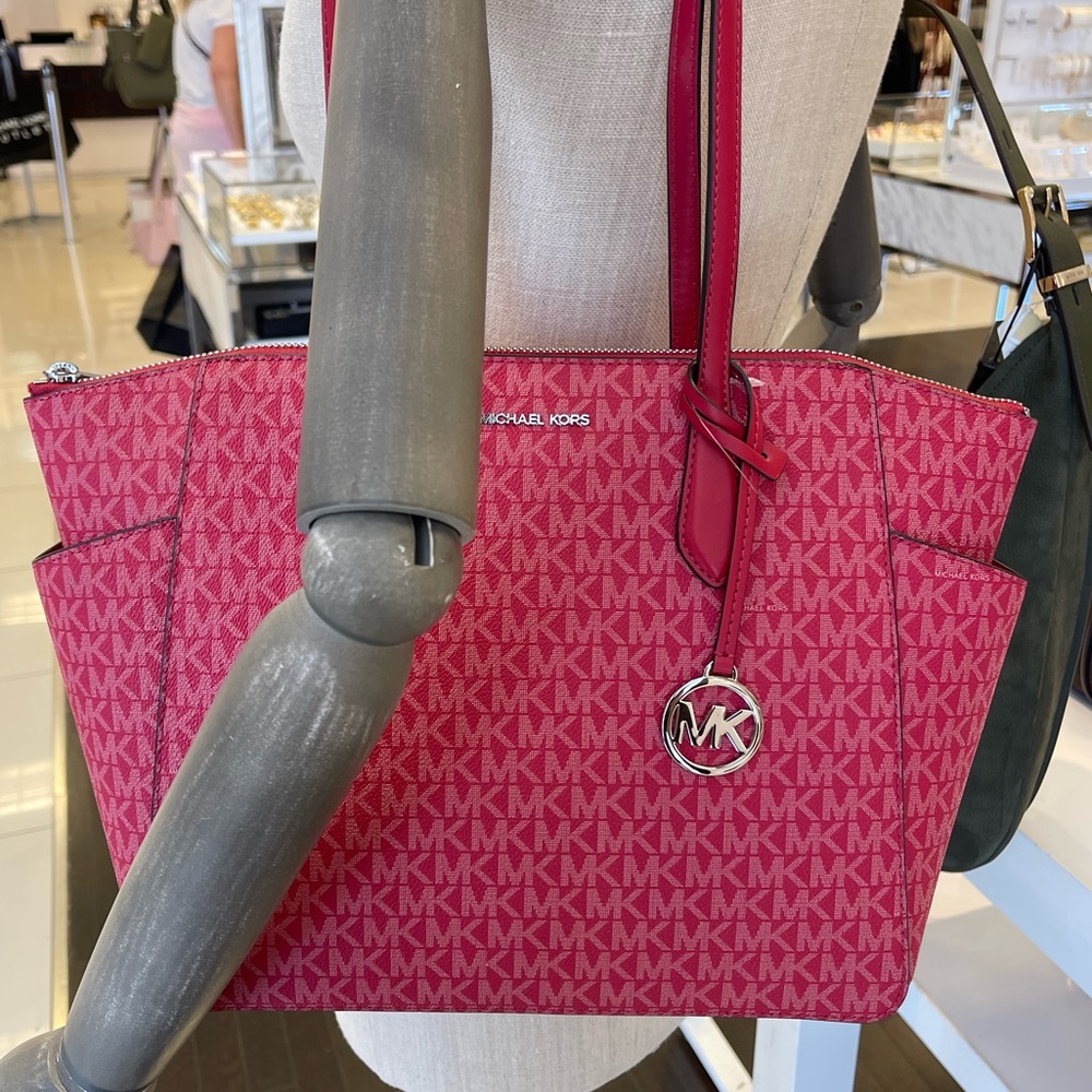 MICHAEL KORS Marilyn Medium Signature Logo Tote Bag
Dark Raspberry
NWT - Picture 7 of 16